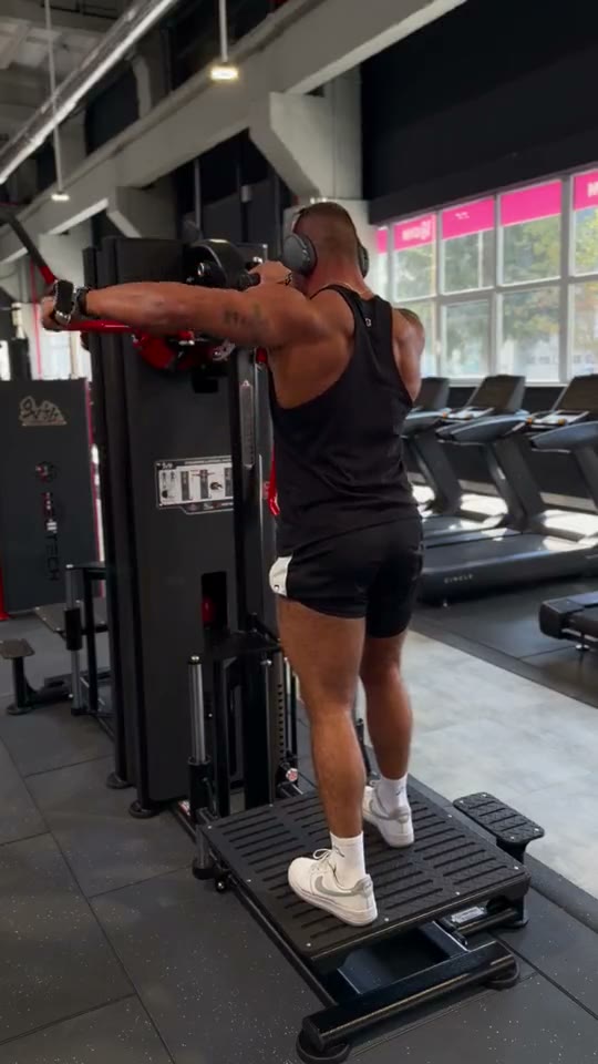 Dorian lucrând deltoidul posterior la aparat